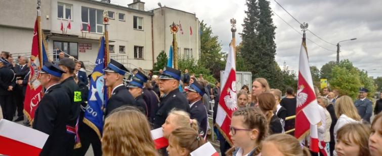Powiększ obraz: Odsłonięcie pomnika z okazji 100 - lecia odzyskania przez Polskę niepodległości - 22.09.2018 r.
